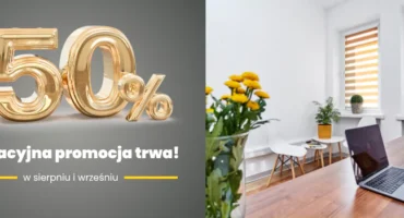 banner z lewej strony tekst 50 % wakacyjna promocja trwa z prawej strony zdjęcie przestawiające pomieszczenie, dwa okna, białe ściany, stół dwa laptopy